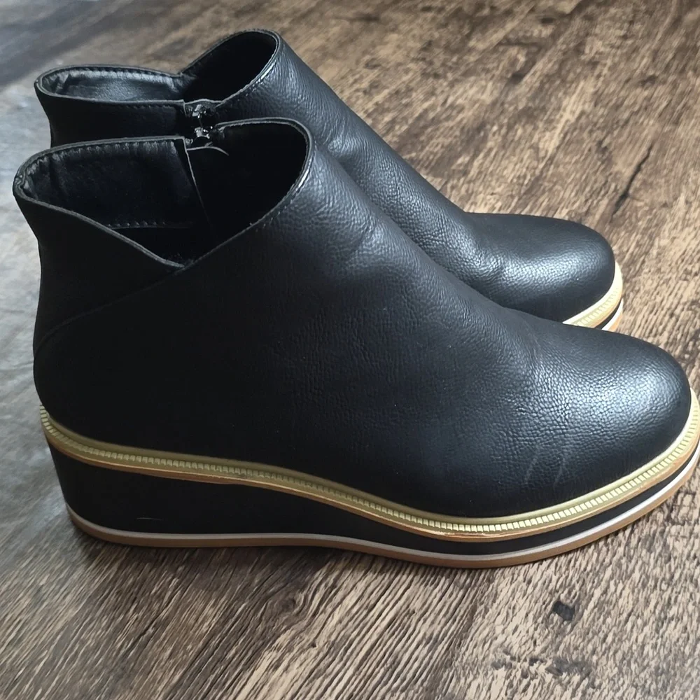 TINSTREE Black‎ Platform Ankle Boots with Gold Trim - Women Sz 9